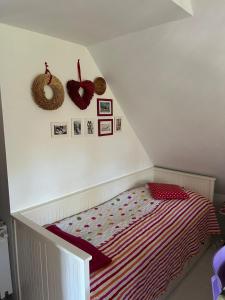 Alte Kate mit Bau-& Zirkuswagen im Gartenidyll in Putbus OT Kasnevitz