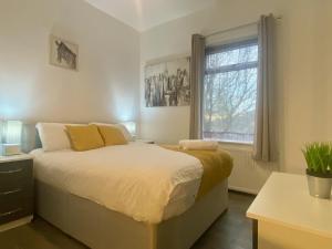 Emerald Living - Hanley, Stoke-on-Trent, sleeps 5, with free parking!