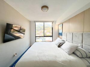 Upper Scale and Cozy Apart in the Heart of Escalon