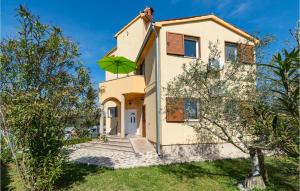 1 Bedroom Cozy Apartment In Valbandon