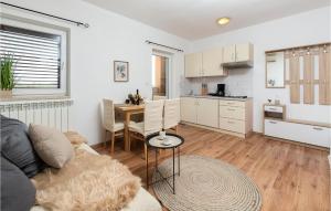 1 Bedroom Cozy Apartment In Valbandon