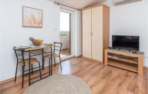 1 Bedroom Nice Apartment In Valbandon