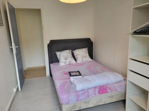 Appartement de 4 chambres plus salon a 100 métres de carrefour de Stains avec une place de parking