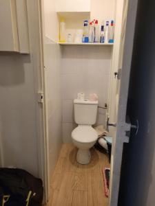 Appartement de 4 chambres plus salon a 100 métres de carrefour de Stains avec une place de parking