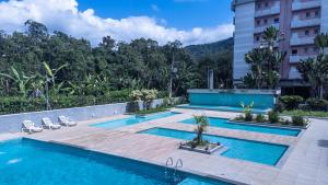 Aptº TOP 2 Quartos com Varanda, 400 m da Praia, em Condomínio com Piscinas, Sala, Smart TV, Sofá Cama, com 2 Banheiros, Cozinha Planejada Completa, Wi-Fi 200 mbps, Ares-condicionados, Churrasqueira, Máquina de Lavar e Tanque, Estacionamento, Port