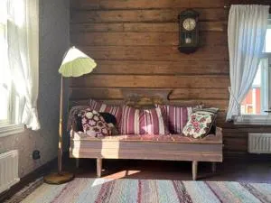 Hirsitalo maalla Log house at the countryside - Taavetti