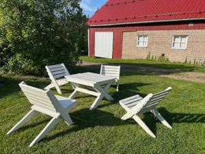 Hirsitalo maalla Log house at the countryside