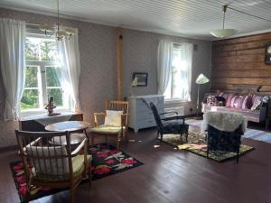 Hirsitalo maalla Log house at the countryside