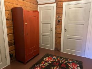 Hirsitalo maalla Log house at the countryside