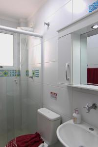 Aptº TOP 2 Quartos com Varanda, 400 m da Praia, em Condomínio com Piscinas, Sala, Smart TV, Sofá Cama, com 2 Banheiros, Cozinha Planejada Completa, Wi-Fi 200 mbps, Ares-condicionados, Churrasqueira, Máquina de Lavar e Tanque, Estacionamento, Port