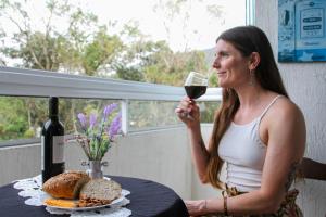 Aptº TOP 2 Quartos com Varanda, 400 m da Praia, em Condomínio com Piscinas, Sala, Smart TV, Sofá Cama, com 2 Banheiros, Cozinha Planejada Completa, Wi-Fi 200 mbps, Ares-condicionados, Churrasqueira, Máquina de Lavar e Tanque, Estacionamento, Port