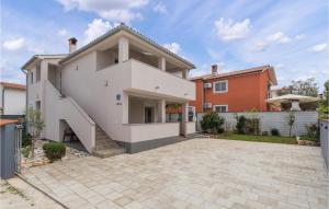 3 Bedroom Awesome Home In Barbariga 