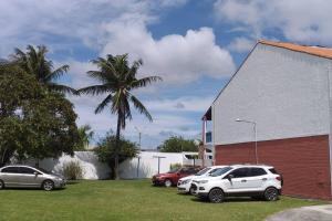 Apto 2 Quartos Aconchegante com Varanda em Cabo Frio Perto de Tudo com Estacionamento e Churrasqueira no Condominio-Próximo as Praias, Centro da Cidade e Shopping-WiF, TV Smart, Cozinha Completa- Vista da rua e para um Jardim