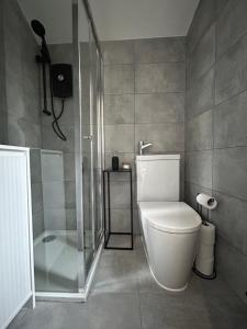 6B3B Contractor House Sleeps 12 Near Coventry Hospital & City Centre Free Nearby Parking