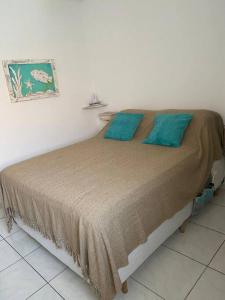 Apto 2 Quartos Aconchegante com Varanda em Cabo Frio Perto de Tudo com Estacionamento e Churrasqueira no Condominio-Próximo as Praias, Centro da Cidade e Shopping-WiF, TV Smart, Cozinha Completa- Vista da rua e para um Jardim