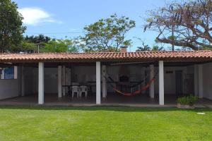 Apto 2 Quartos Aconchegante com Varanda em Cabo Frio Perto de Tudo com Estacionamento e Churrasqueira no Condominio-Próximo as Praias, Centro da Cidade e Shopping-WiF, TV Smart, Cozinha Completa- Vista da rua e para um Jardim