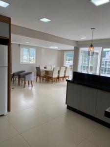 Cobertura duplex a 250m da praia de Bombas SC