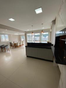 Cobertura duplex a 250m da praia de Bombas SC