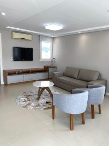 Cobertura duplex a 250m da praia de Bombas SC
