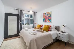 Stylish 3 bedrooms apartment 20 mins to Central London with Balcony - Open for Long Stays and Families Relocating - 巴克赫斯特希尔