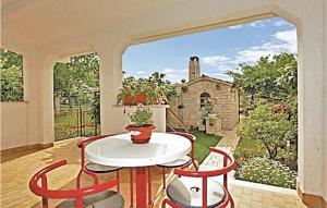 3 Bedroom Cozy Apartment In Stinjan 