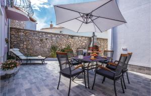 Beautiful Home In Grizane With Jacuzzi