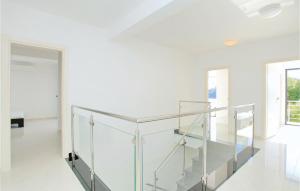 Lovely Home In Karbuni With Kitchen 
