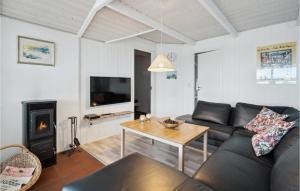 Three-Bedroom Holiday Home In Sjolund