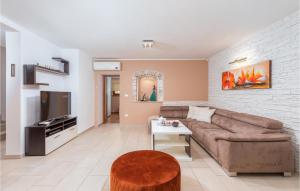 Lovely Home In Sv,kirin With Kitchen 