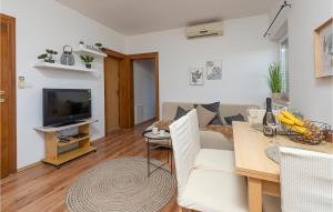 1 Bedroom Cozy Apartment In Valbandon