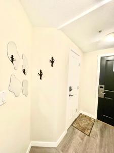 Alpenglow Lodge Bear Wonder One Bedroom by MVA