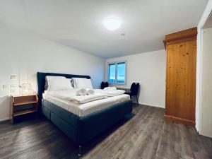 Private room with Bathroom and Lake View in Guest House