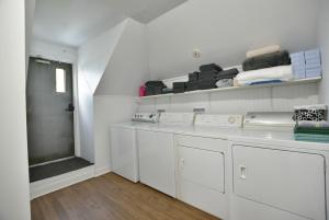 Chambre 302 de lhôtel Victoria confortable et moderne