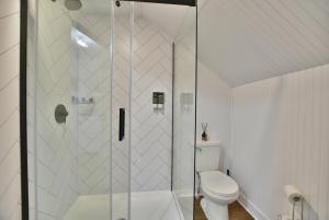 Chambre 302 de lhôtel Victoria confortable et moderne