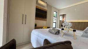 Apartamento nº 3, Moderno, a 300m do Beto Carrero, a 600m da Praia, cozinha completa, mobiliado com 1 quarto e estacionamento privativo