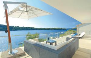 Lovely Home In Karbuni With Kitchen 