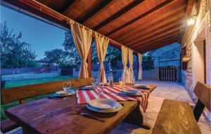 Three-Bedroom Holiday Home In Oklaj