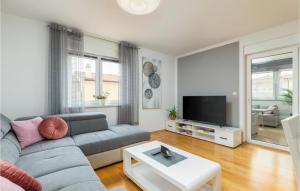 3 Bedroom Nice Apartment In Valbandon 