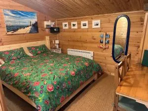 Cosy Cabin, hidden from the main house - Sleeps 2 - EV - Selstead