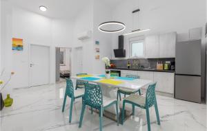 4 Bedroom Cozy Home In Betiga 