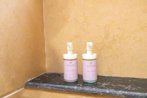 Signature Stays Artistic Modern Apt