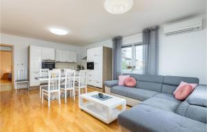 3 Bedroom Nice Apartment In Valbandon 