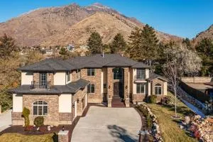 Olympus Luxury - Prime Location - HotTub, Theater and More - Millcreek