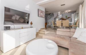 3 Bedroom Pet Friendly Home In Martinscica 