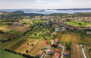 Four-Bedroom Holiday Home In Valbandon