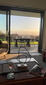 Ramarama retreat, farm views, spa bath & deer