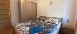 Apartament JUKI, mieszkanie obok Katowice Wynajem na doby, krótkoterminowy, 2 pokoje balkon, 50m2,- po kapitalnym remoncie 2-ga sypialnia jest częścią salonu blisko Centrum Leczenia Oparzeń 2,5 km