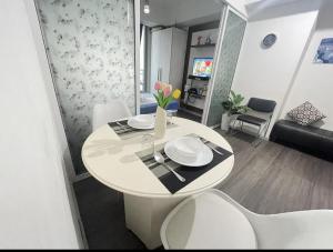 Azure Urban Resort with WIFI and Netflix