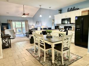 Three-Bedroom Apartment room in Tina Condo A-7