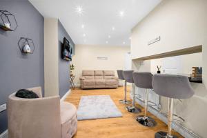 Harborne House, Perfect for Contractors & Families, sleeps 8
